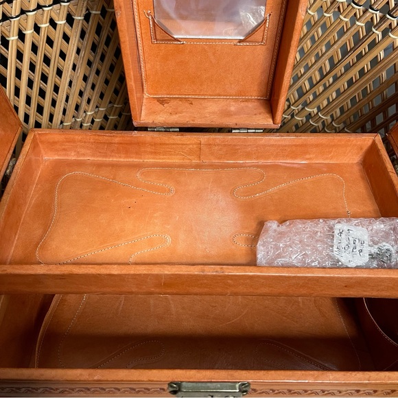 Vintage Embossed Leather Jewelry Box - Picture 7 of 9